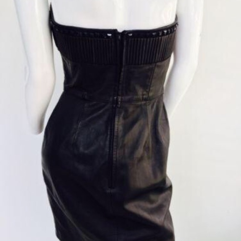 Black leather strapless dress.
Features a sweetheart plunge cleavage. - Picture 8 of 11